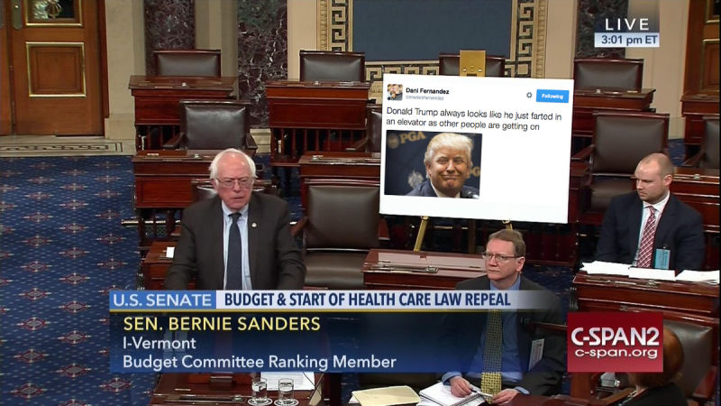 Illustration for article titled La nueva polĂtica: Bernie Sanders imprime un gigantesco tuit de Trump y se lo lleva al Senado